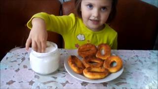 Готовим вкусняшки. Видео для детей. Готовим с мамой. Пончики.
