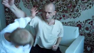 Папа избивает сына 5 лет. Слабонервным не смотреть! Жестокое каратэ дома. Бьет реально!
