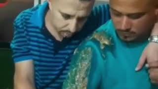 Один мужик блюёт на другого мужика