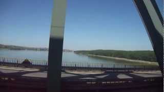 Румыния. Поезд идет по мосту через Дунай