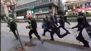 1625 20OCT2019 油麻地 彌敦道有警員在追趕示威者其間跌倒