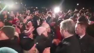 Порошенко сорвал шапку с головы девушки. Порошенко в Запорожье 2019.