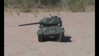 R/C tank T-34 1:4 scale running by sand РУ модель танка Т-34 масштаб 1:4
