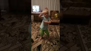 Маша танцует танец Джими Джими... Очень смешно было)