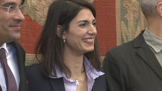 Italie : la maire populiste de Rome, Virginia Raggi, à l'épreuve du pouvoir