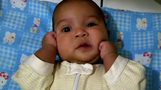 Funny Baby : Tangan Nyangkut di Pipi