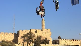 מופע פורמולה 1 בירושלים - אופנועים על רקע חומות העיר העתיקה