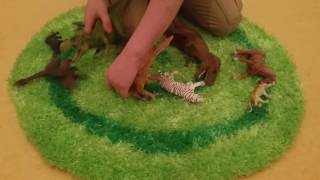 Toys Dinosaurs fighting 2017 . Verschiedene Spielzeug Tiere  kämpfen miteinander.