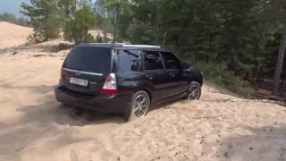 Subaru Forester 2.5 turbo 2006 года выезжает с байкальского пляжа в подъём