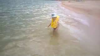 Ребенок купается в море