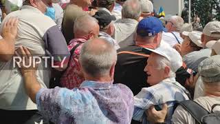 Ukraine: Retired law enforcement officers attempt to storm parliament during pension protest