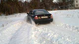 Субару Легаси прет как танк, Subaru Legacy rushing like a tank