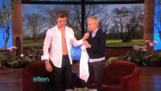 Alex Pettyfer Loses His Shirt!