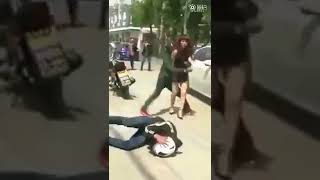 Kareteci kıza bulaşan hırsızlar. (pişman oldular)