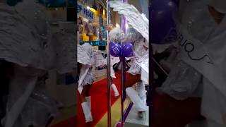 Красивые обнаженные девушки танцуют go-go прилюдно на выставке