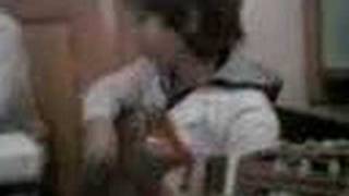 En el cole yo tocando la guitarra con los chicos