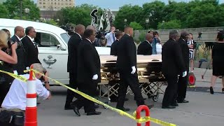 Aretha Franklin's casket arrives for second day of public visitation