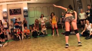 Девушки соревнуются кто лучше трясет попой. girls asses twerk battle