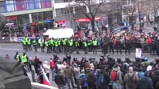 17.11.2012 - SK-DE - Těžkooděnci vyklízí magistrálu