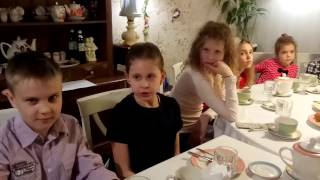 Правила этикета за столом. Как научить подростков?