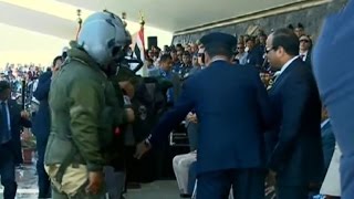 أخبار مصر: طيارو الرافال يهدون الرئيس السيسي سترة الطيارين
