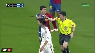 Leo Messi pushes the referee