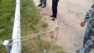 Закрепление спасательной верёвки за конструкцию 4-м способом двумя руками.