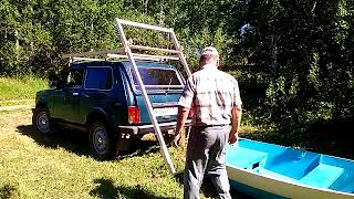 Погрузка лодки на крышу авто.