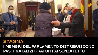 Spagna: i membri del parlamento distribuiscono pasti natalizi gratuiti ai senzatetto