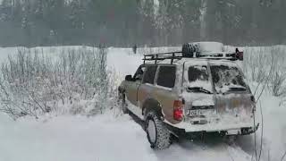 #Крузовик идёт по снегу.