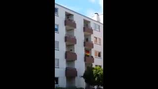 Verrückter Mann schreit vom Balkon (Flensburg)
