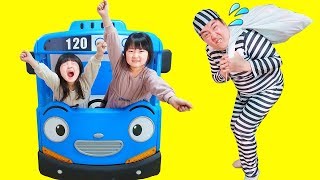 アンパンマン人形が全部消えた！家に泥棒が入った？警察を呼ぼう！巨大ちびっこバス・タヨのベッド - はねまりチャンネル