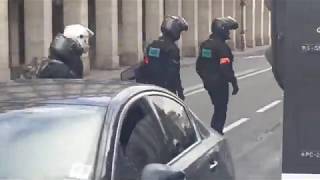 GILETS JAUNES ACTE 64 PARIS  manifestent dans les lieux de pouvoir malgré l interdiction.