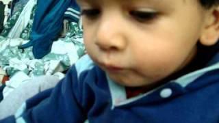 niño de 2 años leyendo las vocales