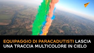 Equipaggio di paracadutisti lascia una traccia multicolore in cielo