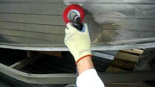 Зачистка под окраску алюминиевой лодки / Sanding aluminium boat