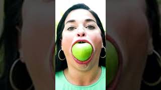 Самый большой рот в мире у этой девушки #Shorts