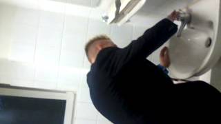Junge kotzt wegen Kacke auf Klobrille (Krasses Geräusch)