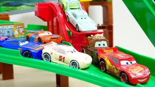 カーズのみんなが手さぐりBOXにスポッと入って トミカ 山道をドライブするよ Disney Cars Driving on the Tomica Mountain road