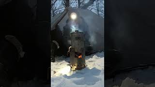 Варю пельмени в зимнем лесу