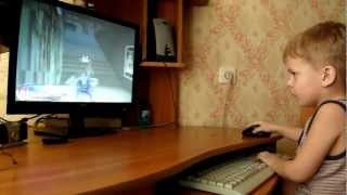 Миша играет на компе