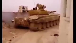Танк Уварачивается от снаряда!
