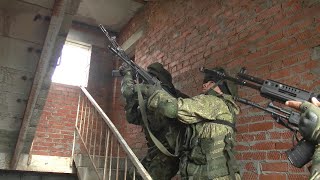 Прохождение огненно-штурмовой полосы участниками учения «Дружба-2021» на полигоне Молькино