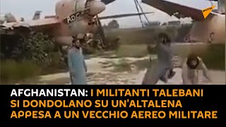 #Afghanistan: i militanti #talebani si dondolano su un'altalena appesa a un vecchio aereo militare