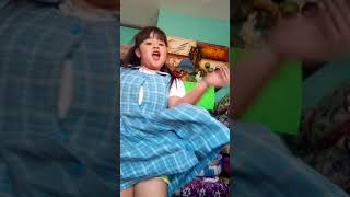 La niña bailando