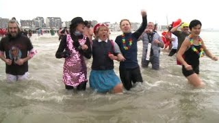 500 nageurs dans la mer du Nord pour le "bain des givrés"