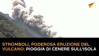 Stromboli, poderosa eruzione del vulcano: pioggia di cenere sull'isola