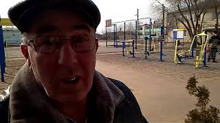 Стены дома просели, в стенах трещины, кругом грязь....
