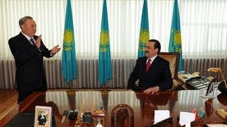 Масимов целует зад Назарбаеву