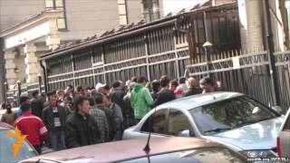 Uzbek "Ўзбек элчихонаси эшигида" — Москва